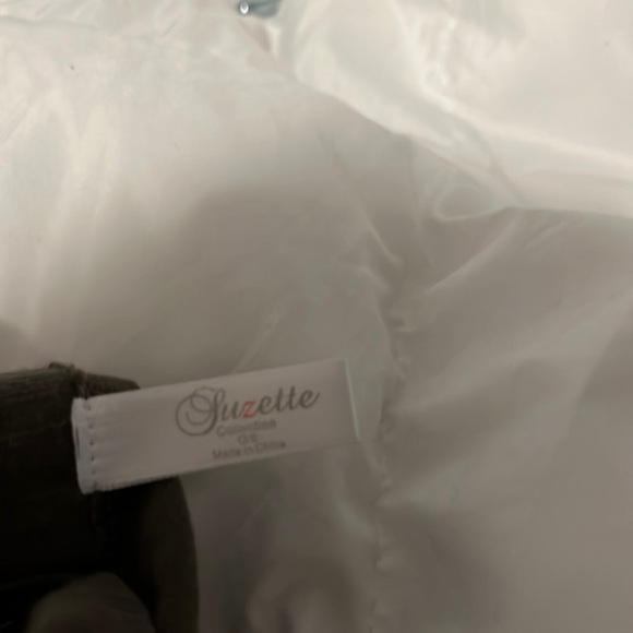 Dark green part mesh no sleeves top. - Picture 4 of 4